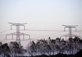 Lignes à très haute tensions partant de la centrale nucléaire de Penly en France