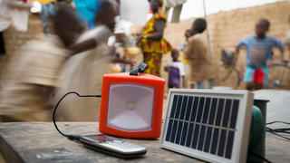 Un panneau solaire permettant de recharger lampe et téléphone en Afrique