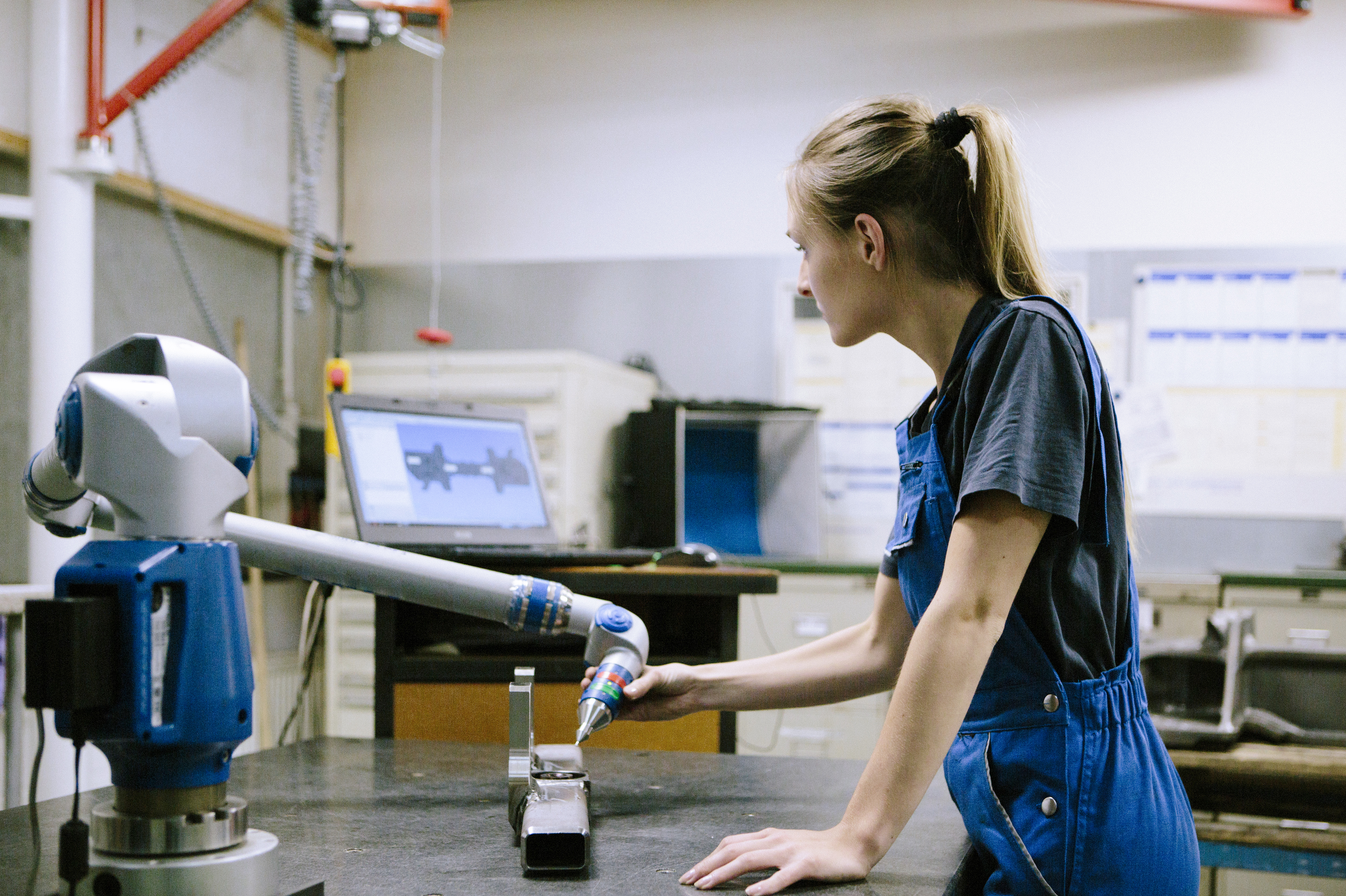 Le technicien de maintenance des robots industriels