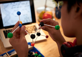 Enfant observant une maquette moléculaire