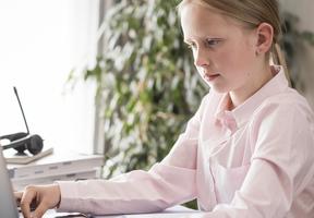 Jeune fille participant à une classe en ligne