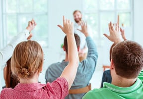 Enfants levant la main en classe