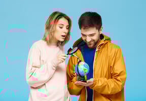 Amis regardant une mappemonde à la loupe