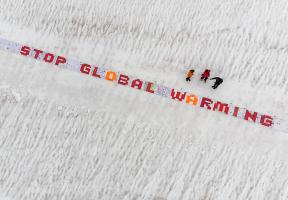 Image de 2 500 cartes postales assemblées pour former les mots "Stop global warming" sur un glacier des Alpes suisses