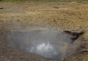 Source naturelle de vapeur sur le site islandais de Geysir 