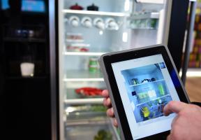 Le contrôle de l'approvisionnement d'un réfrigérateur avec une tablette 