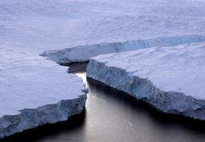 Image montrant un iceberg qui se détache de la banquise sur la côte Knox, dans la partie australienne de l'Antarctique (pôle Sud). 