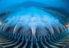 Lâcher d'eau au barrage des Trois-Gorges en Chine