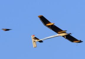 L'avion Solar Impulse I de Bertrand  Piccard et André Borschberg en plein vol