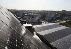 Image de panneaux photovoltaïques sur le toit d'un immeuble du nouveau quartier Clichy-Batignolles à Paris