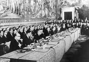 Le 25 mars 1957, le "traité de Rome" institue la CEE et aussi la Communauté européenne de l'Énergie atomique (EURATOM)