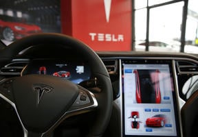 Le tableau de bord d'un prototype de voiture autonome, celui de Tesla Motors, présenté en juillet 2016 à New York. Dans un premier temps, les conducteurs pourraient reprendre les commandes si besoin.