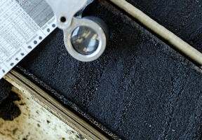 Un échantillon de sables bitumineux en cours d'analyse