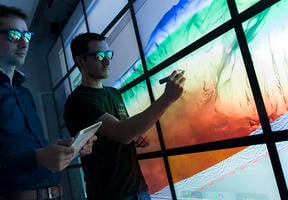 Des images sismiques en 3D projetées sur un écran pour un examen détaillé