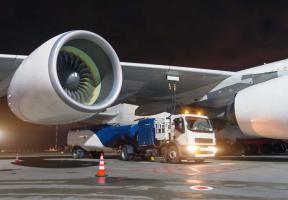 Image of a tanker truck during a refuelling operation of an airliner