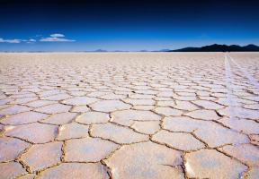 Eau et métaux rares pour l'énergie : une image du  désert de sel d'Uyuni, en Bolivie, importante réserve de lithium.