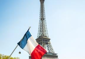 Drapeau français devant la Tour Eiffel