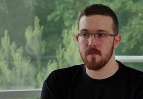 Etienne, ingénieur de recherche dans le photovoltaïque