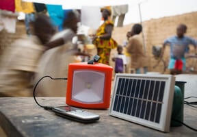 Un panneau solaire permettant de recharger lampe et téléphone en Afrique
