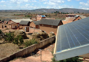 Photo d'une unité solaire photovoltaïque dans un village de Madagascar.