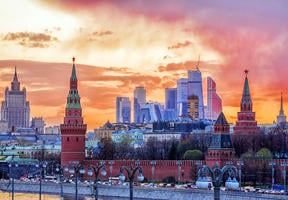 Le Kremlin, les gratte-ciels en "gothique stalinien" et le nouveau quartier d'affaires "Moskva City"