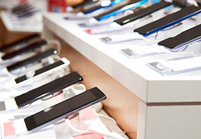 Des smartphones en vente dans un magasin