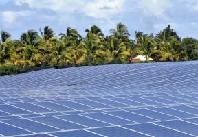 Photo d'un petit parc photovoltaïque dans l’île de La Réunion. 