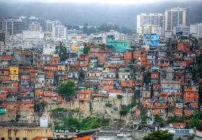 Une favela à Rio très peuplée