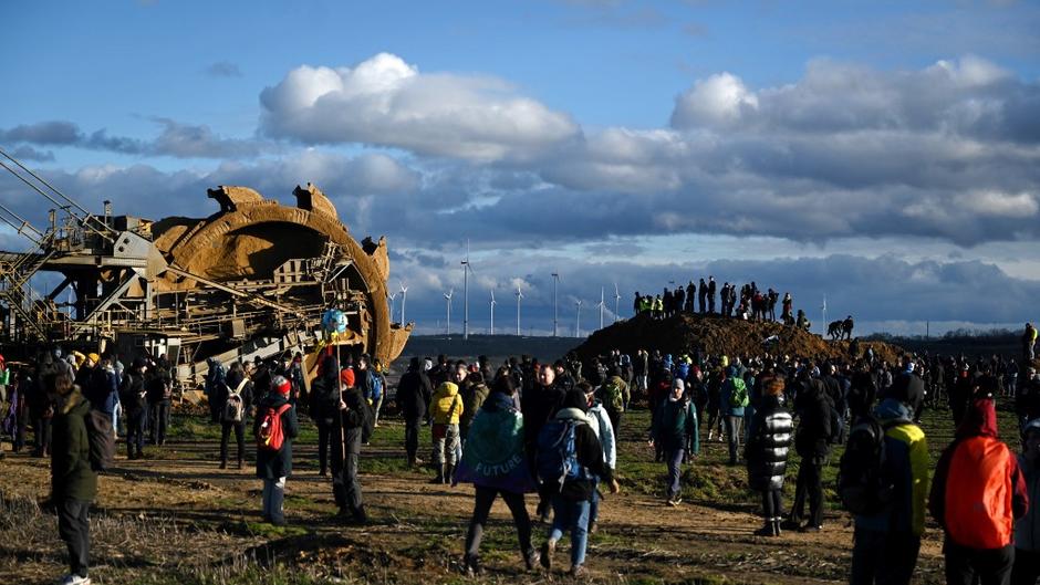 Des militants protestent sur le site de la mine à ciel ouvert de Garzweiler, en prévision de la destruction imminente du village de Luetzerath, Allemagne.