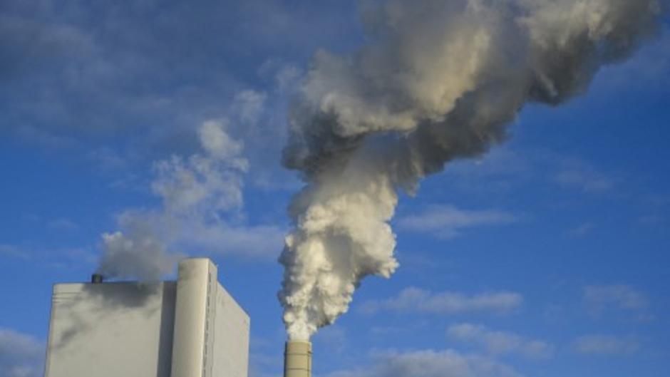 Pays-Bas, Rotterdam, Fumée s'élevant d'une centrale électrique au charbon.
