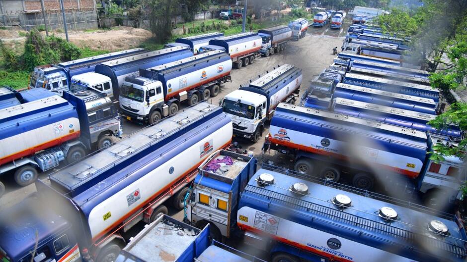 Des camions attendent devant la raffinerie de Guwahati exploitée par Indian Oil Corporation, à Guwahati (Inde), 2023.