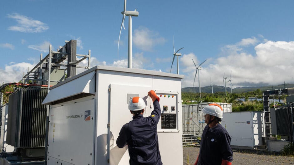 Opérateurs en tournée sur le site de stockage de batteries du parc multi-énergies de La Perrière à Sainte-Suzanne, La Réunion
