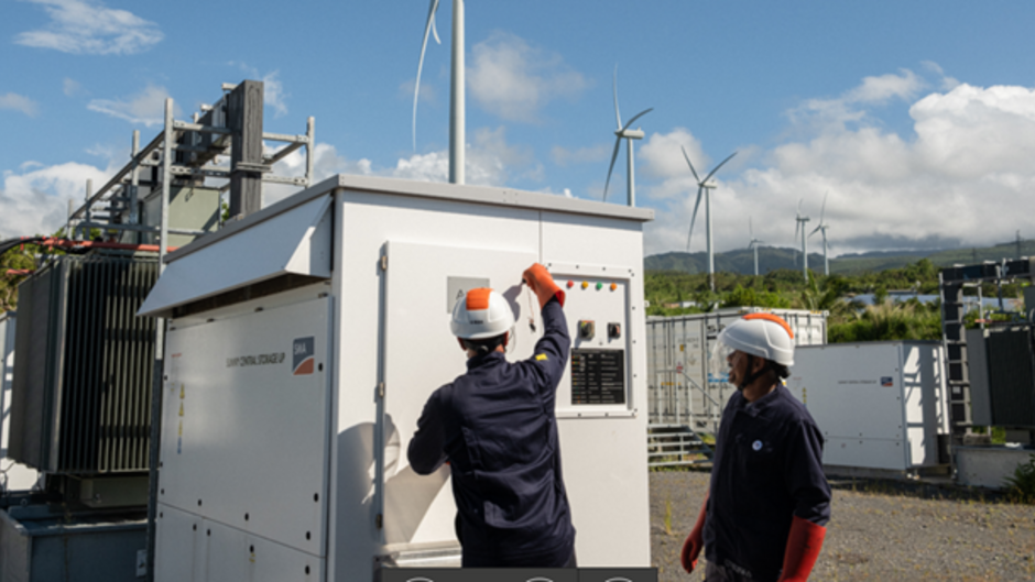 Operators on tour at the battery storage site of the “La Perrière” multi-energy park in Sainte-Suzanne, Reunion Island.