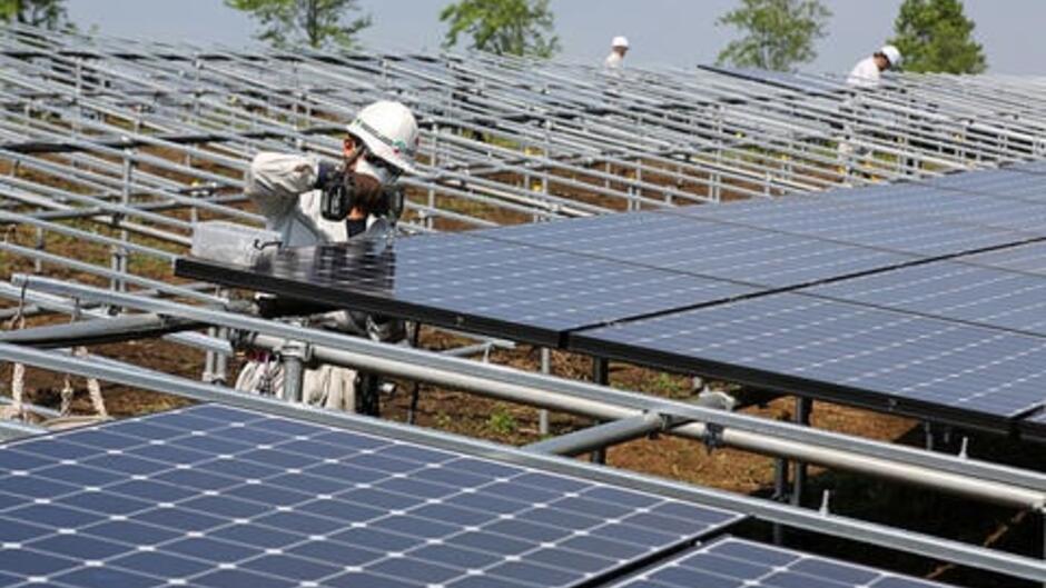Picture of solar energy profesions 