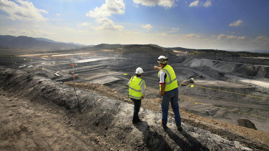 Des ouvriers observant une mine à ciel ouvert dans la haute vallée de Hunter, Australie.