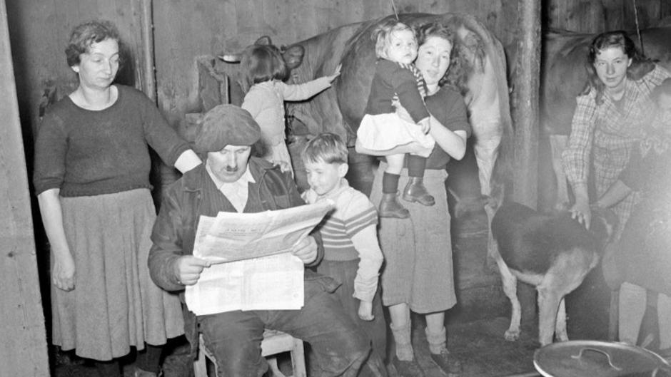 Photo d'une famille de fermiers pose dans l’étable avant que le village de Tignes ne soit englouti par les flots en 1952