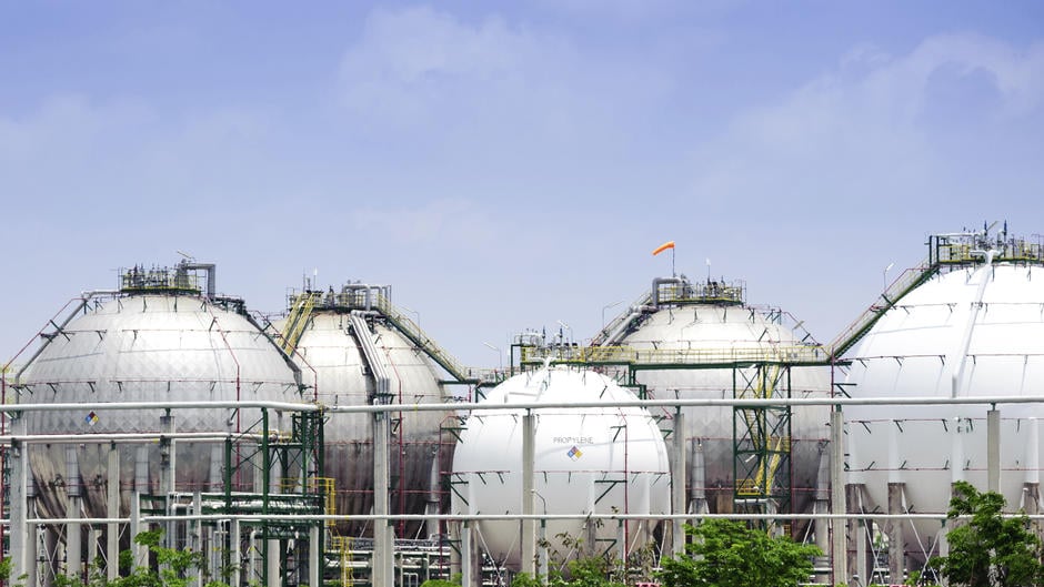 Des cuves de stockage de gaz naturel