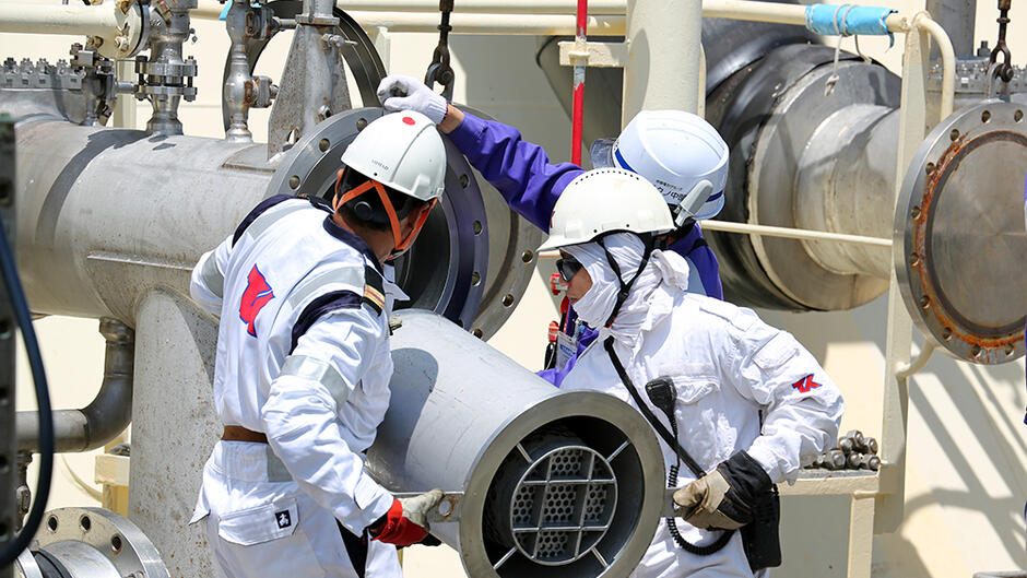 7 - On Board Large LNG Carriers