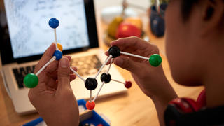 Enfant observant une maquette moléculaire