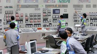 AFP PHOTO - JIJI PRESS - Des techniciens au travail dans la salle de contrôle de la centrale de Sendai, sur l’île de Kyushu. Dix réacteurs nucléaires ont été redémarrés depuis l’accident de Fukushima en mars 2011.