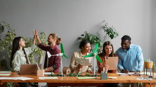 Jeunes gens travaillant ensemble