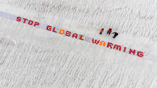 Image de 2 500 cartes postales assemblées pour former les mots "Stop global warming" sur un glacier des Alpes suisses