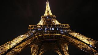 Inscription sur la Tour Eiffel "pas de plan B" pour exprimer la lutte contre le réchauffement climatique