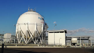 A 2,500 cubic meter liquid hydrogen tank in the port of Kobe. A terminal for importing hydrogen, particularly from Australia, has been installed in the large Japanese port near Osaka