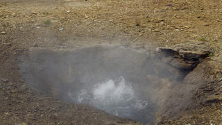 Source naturelle de vapeur sur le site islandais de Geysir 