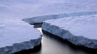 Image montrant un iceberg qui se détache de la banquise sur la côte Knox, dans la partie australienne de l'Antarctique (pôle Sud). 