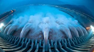 Lâcher d'eau au barrage des Trois-Gorges en Chine