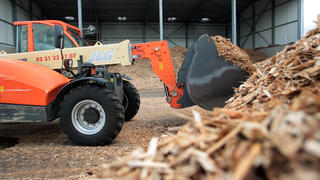 Le transport des branches broyées dans la forêt vers les centrales à bois