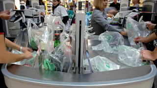 Les milliards de sacs plastiques fins  distribués dans les commerces posent, s'ils ne sont pas réutilisés, un réel problème écologique. 