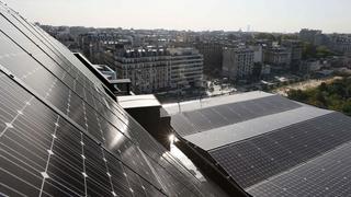 Image de panneaux photovoltaïques sur le toit d'un immeuble du nouveau quartier Clichy-Batignolles à Paris